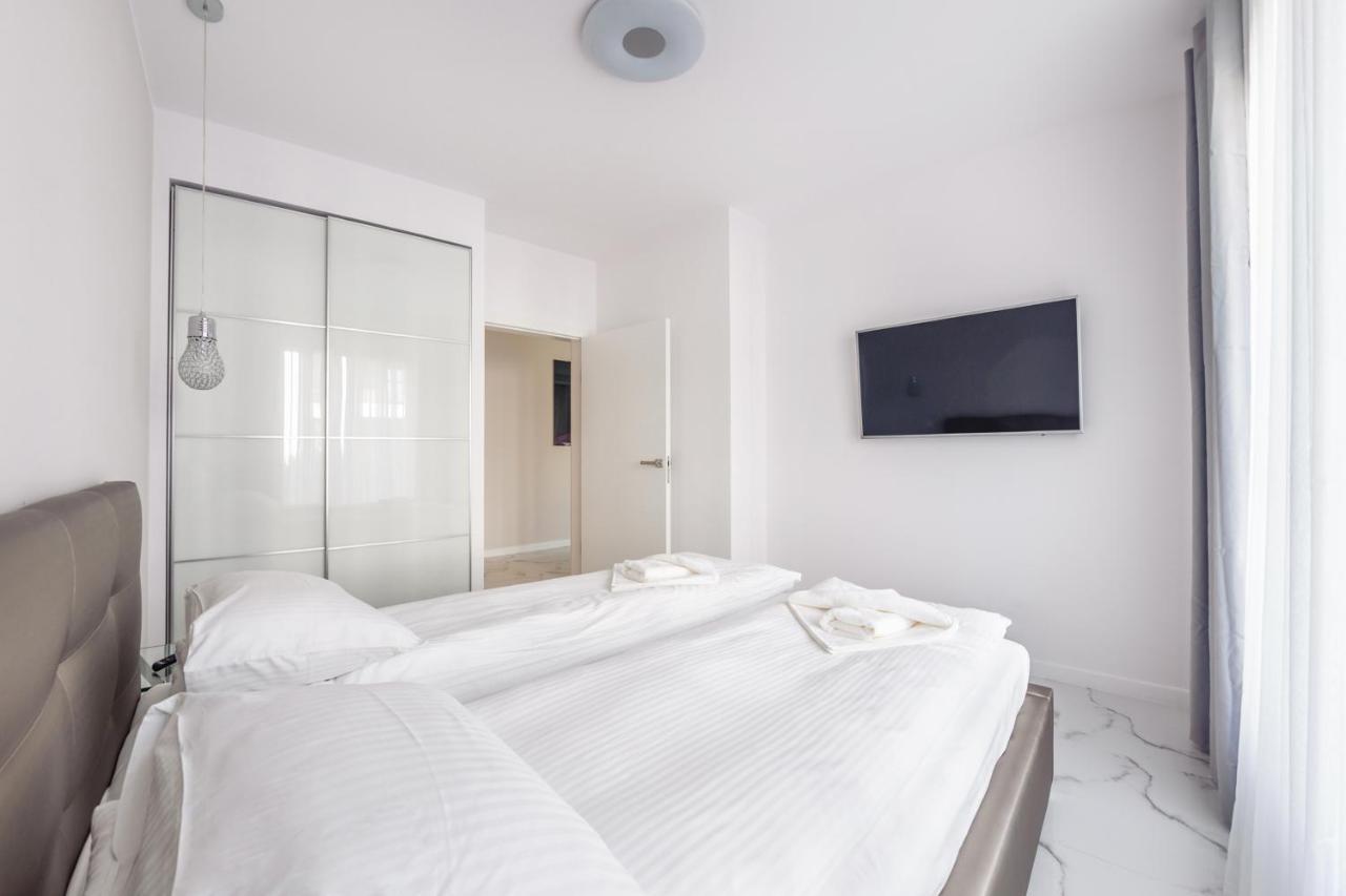 Luxury Long Island Suite Гданськ Екстер'єр фото