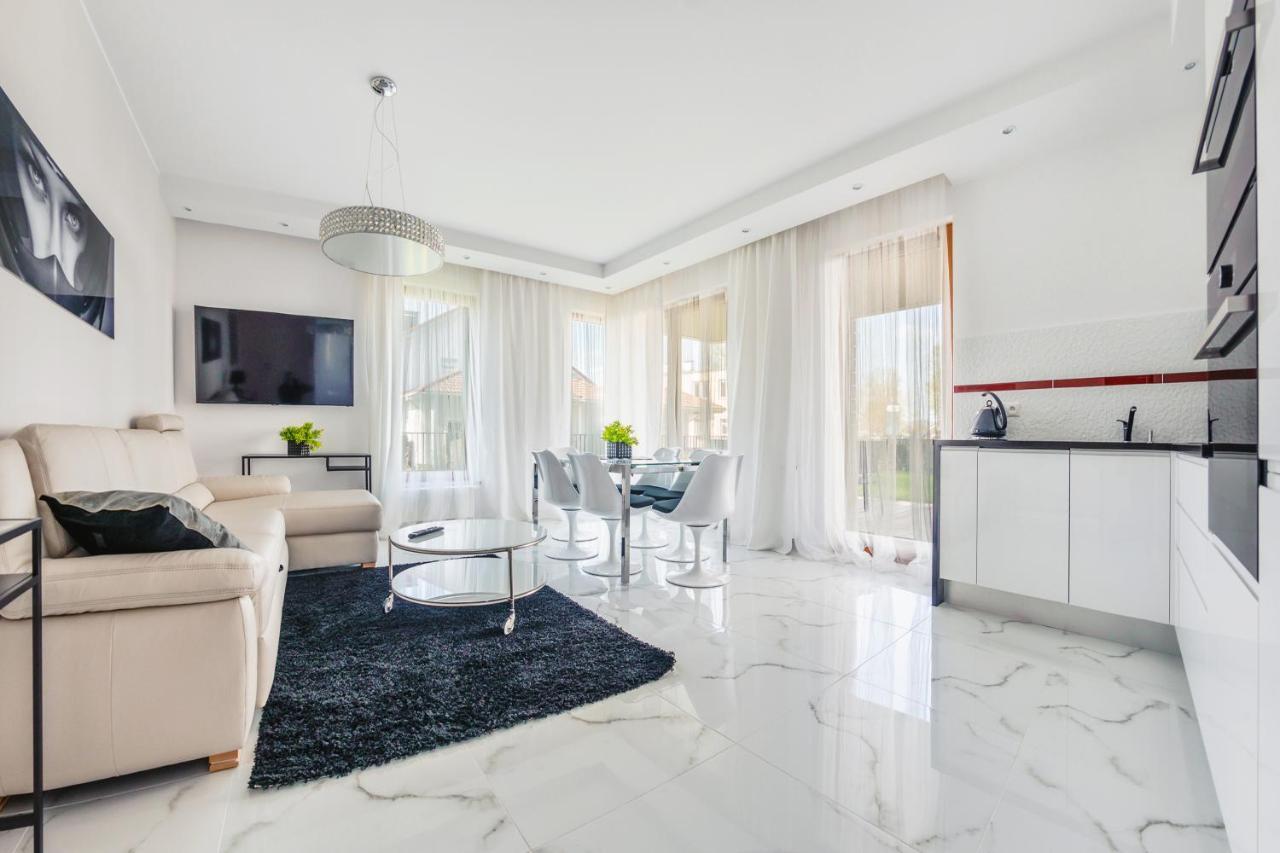Luxury Long Island Suite Гданськ Екстер'єр фото